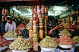 Image du Maroc Professionnelle de  À l’entrée du souk Semmarine de Marrakech, on découvre les marchands d'olives et de produits confits, Mardi 18 Décembre 1984. (Photo / Abdeljalil Bounhar) 